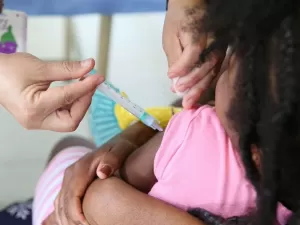 Complexidade de vacinar é problema maior que falta de confiança, diz Pfizer