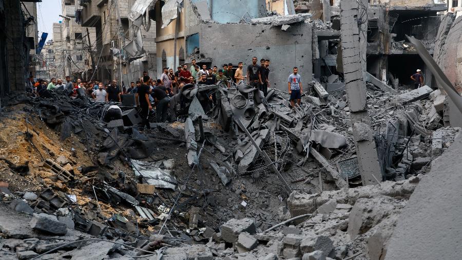 Cratera formada em rua na Faixa de Gaza após ataques de Israel