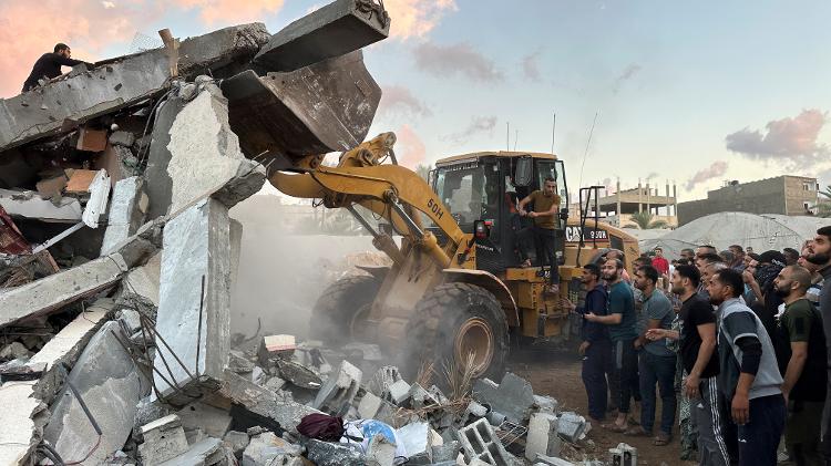 Palestinos removem escombros e buscam por sobreviventes após ataque de Israel à região central da Faixa de Gaza