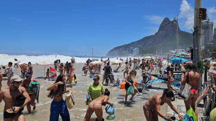 Ressaca atinge orla da zona sul do Rio e banhistas tentam salvar pertences