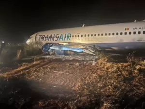Avião derrapa na pista no Senegal e fere dez pessoas