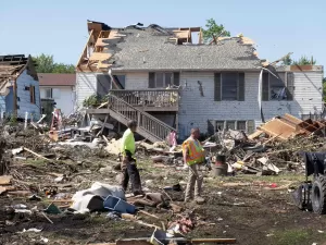 Tornados nos EUA deixam ao menos 21 mortos no fim de semana