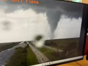 Furacão Milton causa tornados e estragos na Flórida; veja imagens