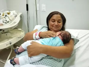 Bebê 'gigante' nasce com mais de cinco quilos no interior do Ceará