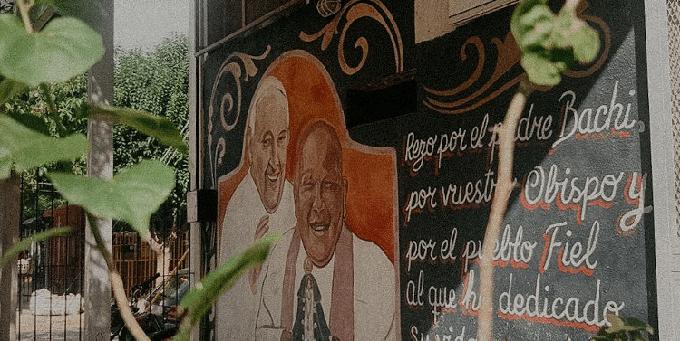 Papa Francisco e o padre Bachi, o cura villero da região de La Matanza, grande Buenos Aires, que morreu em 2020 Papa Francisco e o padre Bachi, o cura villero da região de La Matanza, grande Buenos Aires, que morreu em 2020