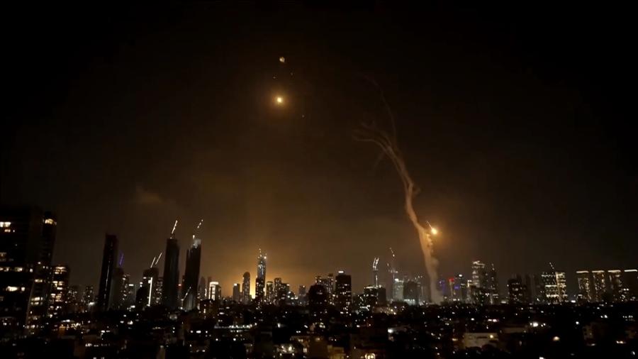 Mísseis iranianos explodem em Tel Aviv - Reprodução/Reuters