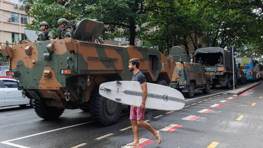 Homem caminha ao lado de um veículo militar no Rio; segurança foi reforçada para o Brics - Xinhua/Claudia Martini - 3.jul.2025