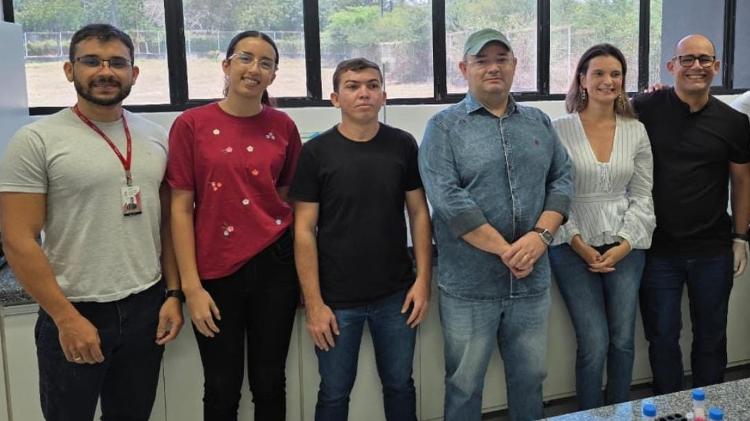 Professor Felix (de boné) e parte da equipe que fez a pesquisa