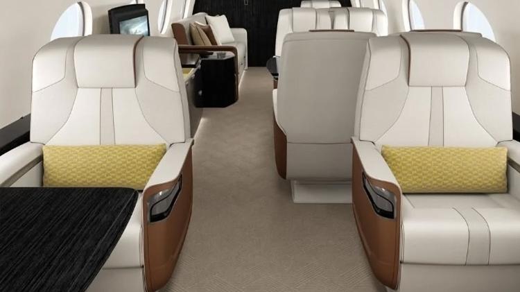 Vista interna do avião da influenciadora Kim Kardashian; aeronave é toda personalizada e segue decoração da mansão nos Estados Unidos