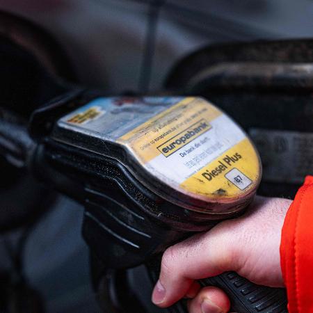 Veículo sendo abastecido com diesel