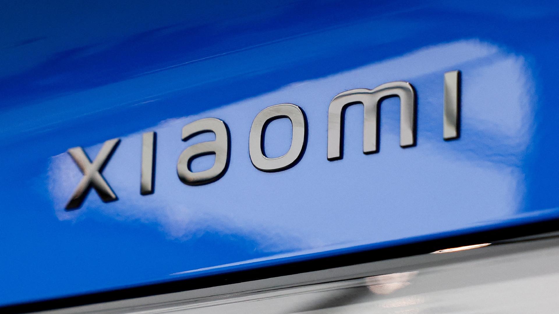 Logotipo da Xiaomi aparece em um sedã elétrico SU7 de nova geração antes do evento de lançamento em Pequim, na China, em 19 de março de 2026
REUTERS/Maxim Shemetov - undefined