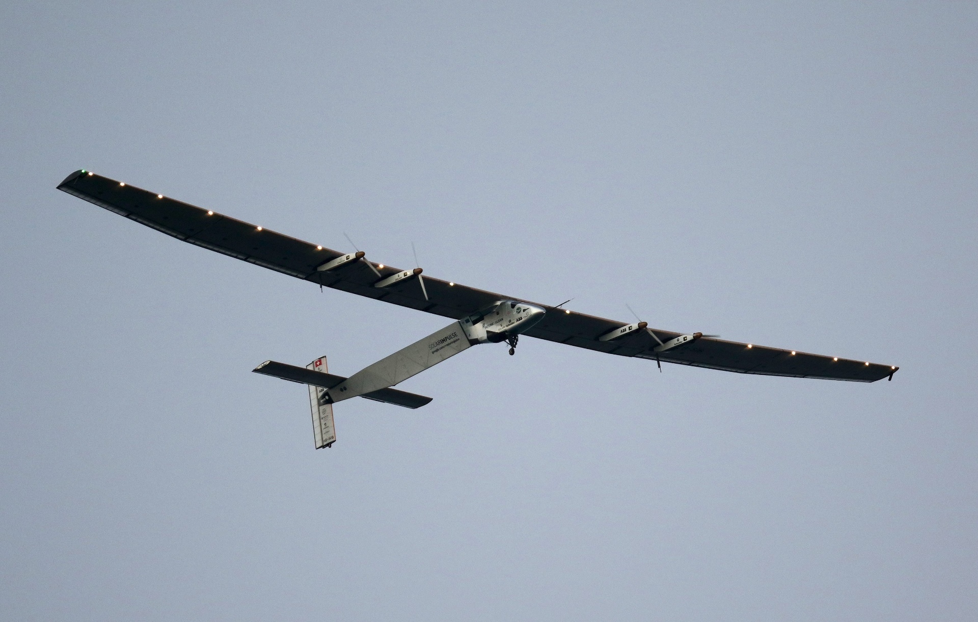 3.jul.2015 - Pilotado por Andre Borschberg, o do Solar Impulse 2 se prepara para pousa no aeroporto de Kalaeloa, em Honolulu, no Havaí (EUA), nesta sexta-feira (3). O avião é o primeiro movido à energia solar a fazer uma volta ao mundo. A viagem de 120 horas feita de Nagoya, no Japão, quebrou o recorde de voo solo sem escala mais longo do mundo, de acordo com a equipe - Hugh Gentry/Reuters