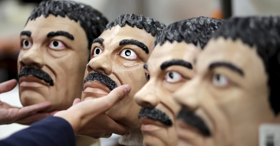 15.out.2015 - Máscaras do chefão do tráfico mexicano Joaquin "El Chapo" Guzman são expostas em loja para a comemoração do dia das bruxas, na cidade de Cuernavaca, no México