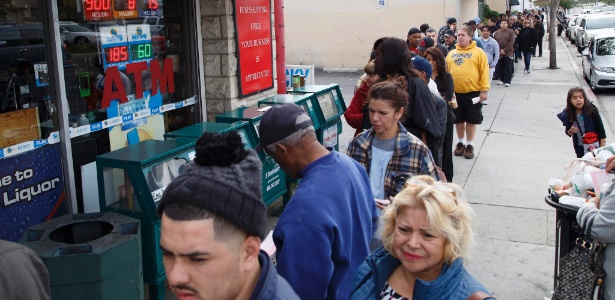 Moradores de Hawthorne, na Califórnia (EUA), fazem fila para apostar na loteria Powerball