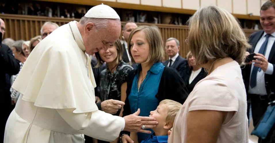 24.set.2016 - Papa Francisco se encontra com familiares de sobreviventes e parentes das vítimas do ataque ocorrido em 14 de julho em Nice, França, na sala Paulo VI do Vaticano. O pontífice pediu um 