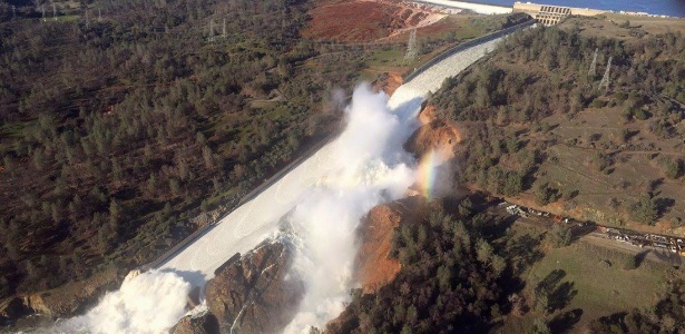 Água flui da barragem de Lago Oroville, na Califórnia - California Department of Water Resources/William Croyle via Reuters