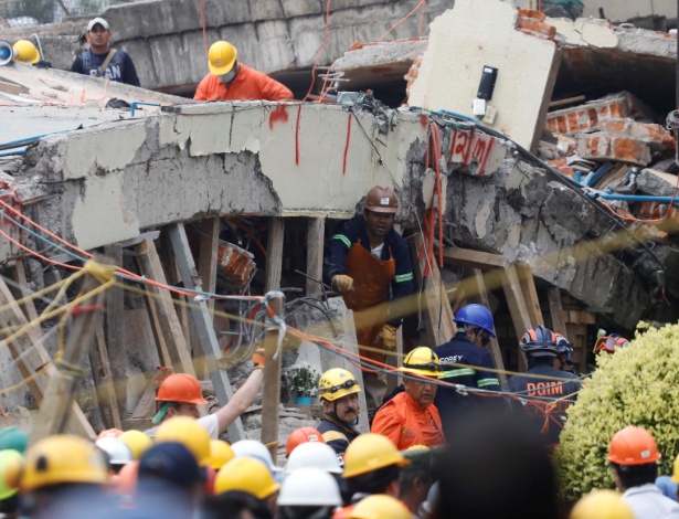 Equipes de resgate tentaram retirar "menina de 12 anos" localizada com vida sob os escombros da escola Enrique Rebsamen - Edgard Garrido/Reuters