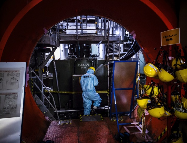 Daisuke Hirose nos reatores intactos da Unidade 5 na Usina Nuclear de Fukushima Daiichi, em Fukushima, Japão - KO SASAKI/NYT