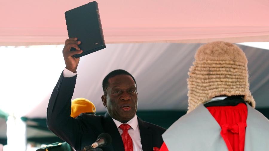 24.nov.2017 - Emmerson Mnangagwa faz juramento como presidente do Zimbábue, em Harare - Mike Hutchings/ Reuters