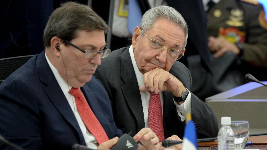 O presidente cubano Raul Castro (direita) ao lado do então ministro de assuntos exteriores, Bruno Rodriguez - Federico Parra/AFP