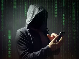Como saber se tem alguém espionando seu celular? Descubra em 4 passos