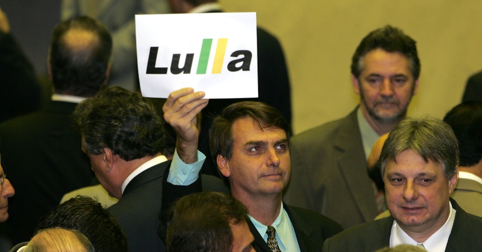 25.mai.2005 - O deputado Jair Bolsonaro (c) levanta cartaz com nome do presidente Luiz Inácio Lula da Silva com dois "l"s, como no nome do ex-presidente Fernando Collor, no plenário da Câmara dos Deputados, durante sessão conjunta do Congresso Nacional para requerimento da CPI (Comissão Parlamentar de Inquérito) dos Correios, em Brasília