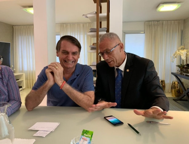 30.out.18 - O presidente eleito, Jair Bolsonaro, com o embaixador de Israel no Brasil, Yossi Shelley - Reprodução/Facebook/Israel no Brasil
