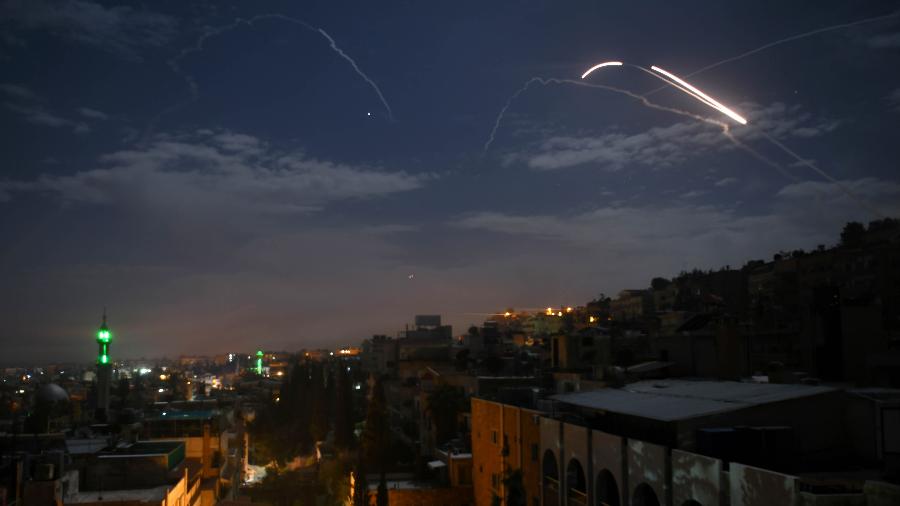 21.jan.2019 - Defesa síria responde ao que a mídia estatal disse serem mísseis israelenses contra Damasco - AFP