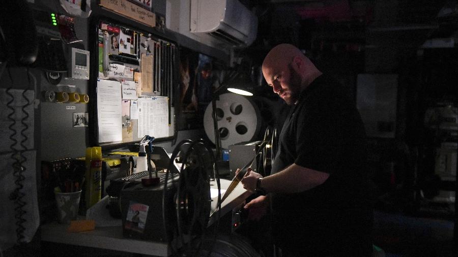 Jesse Modica, diretor técnico do Jacob Burns Film Center, rebobina um rolo de filme na sala de projeção do centro, em Pleasantville, Nova York - Desiree Rios/The New York Times