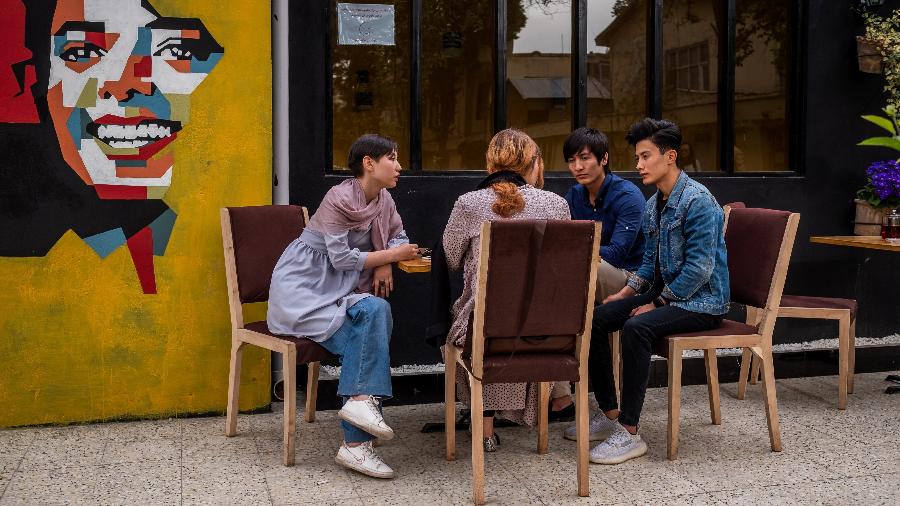 Mulheres afegãs conversam com amigos homens em um café em Cabul - Jim Huylebroek/The New York Times