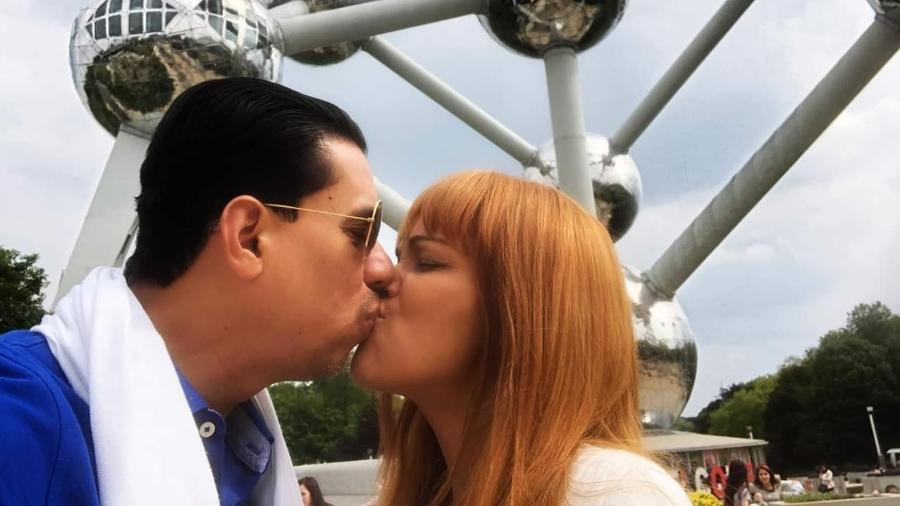 A ex-deputada Flordelis beija seu marido, o pastor Anderson do Carmo de Souza, de cuja morte ela é acusada como autora intelectual - Reprodução/Facebook