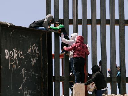 Calor extremo mata sete imigrantes na fronteira dos EUA com o México -  25/06/2019 - UOL Notícias