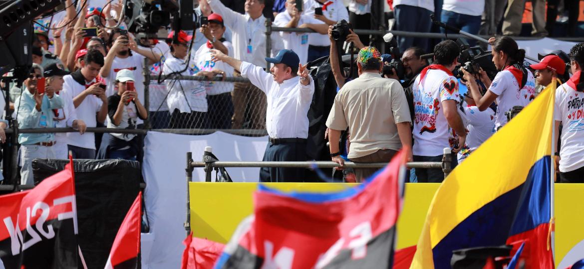 19.jul.2019 - Presidente da Nicarágua, Daniel Ortega, agradece apoiadores durante as comemorações do 40º aniversário da Revolução Sandinista na praça La Fe, em Manágua - INTI OCON / AFP