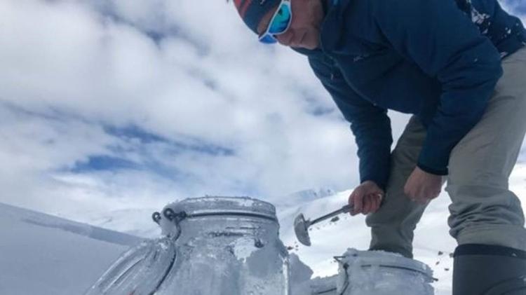 Pesquisadores encontraram mais de 10 mil partículas por litro de neve derretida - PA - PA