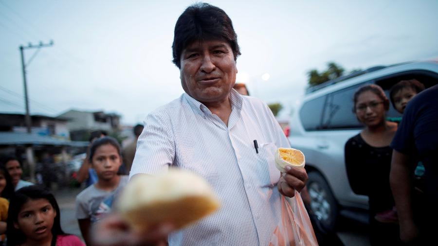 O então presidente da Bolívia e candidato à presidência, Evo Morales, oferece frutas a moradores de uma rua em Shinahota - 19.out.2019 - Ueslei Marcelino/Reuters