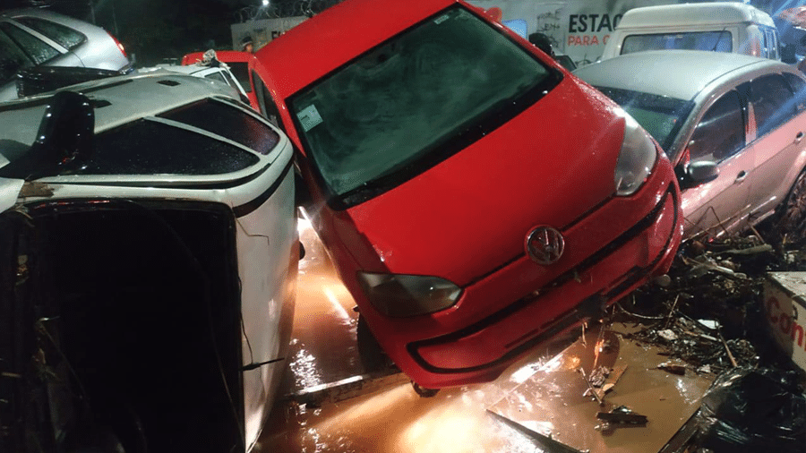 Carros ficam amontoados após serem empurrados pela chuva, em Belo Horizonte - Corpo de Bombeiros