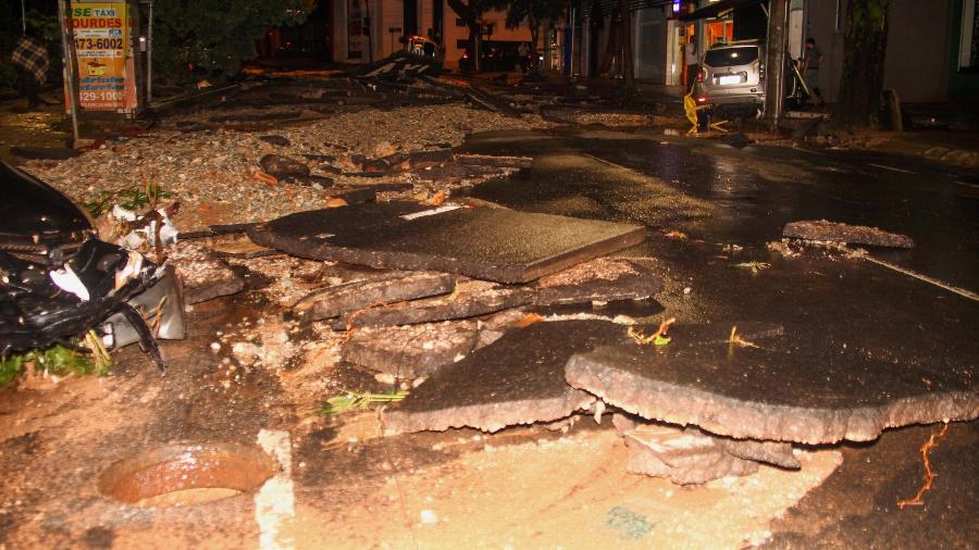 28.jan.2020 - Chuva causou pontos de alagamento e estragos na cidade de Belo Horizonte - ALLAN CALISTO/ESTADÃO CONTEÚDO