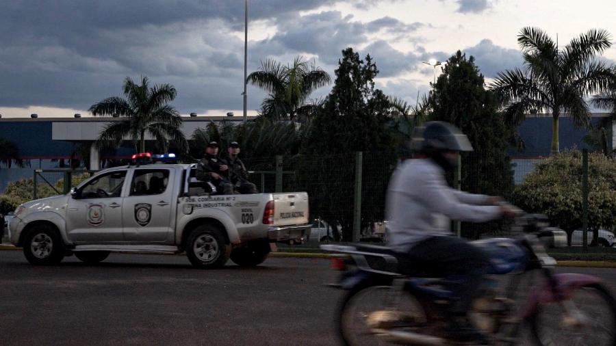 Polícia Nacional do Paraguai patrulha na avenida que faz fronteira com o Brasil - 27.jan.2020 - Marina Garcia/UOL