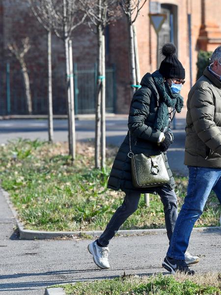 22.fev.2020 - Homem e mulher usando máscaras andam na rua em Codogno, no norte da Itália - Flavio Lo Scalzo/Reuters