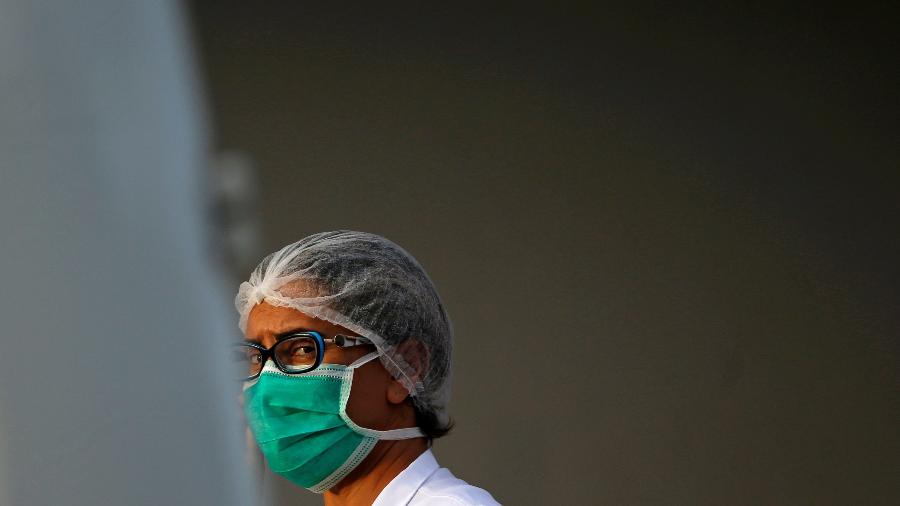 Enfermeira com máscara de proteção em hospital de Brasília - ADRIANO MACHADO