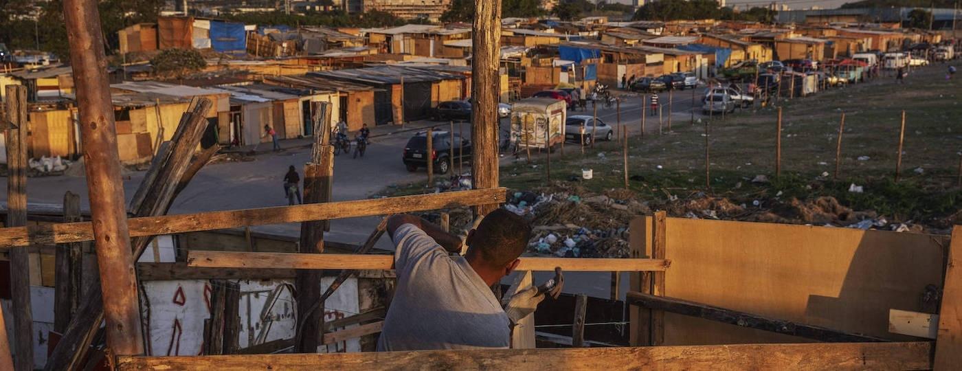 Morador trabalha na construção de barraco em terreno ocupado no Jardim Julieta - Lalo de Almeida/ Folhapress