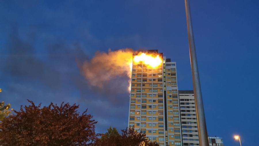 29.ago.2020 - Incêndio atingiu andares superiores de edifício em Madri, Espanha - Twitter/@EmergenciasMad