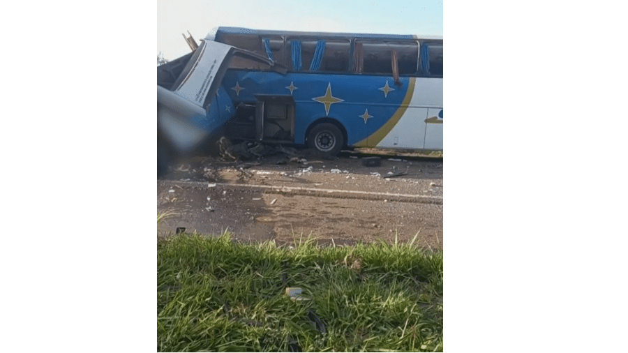 Acidente entre um ônibus da Star e um caminhão entre Taguaí (SP) e Taquarituba (SP) deixou 41 mortos e 11 feridos. - Reprodução/TV Globo