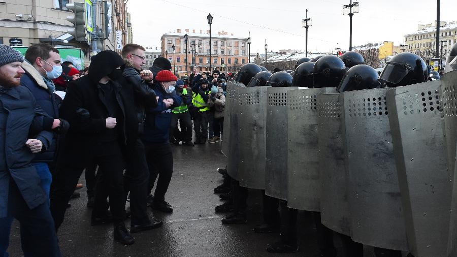 Manifestantes e policiais entram em confronto durante protesto pela libertação do opositor russo Alexei Navalny, em São Petersburgo (Rússia) - Olga Maltseva/AFP