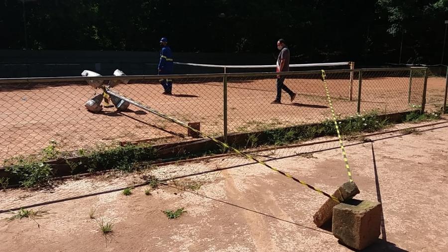 Homem morreu após encostar em poste em parque de Campinas; perícia é realizada na manhã de hoje - Felipe de Souza/UOL