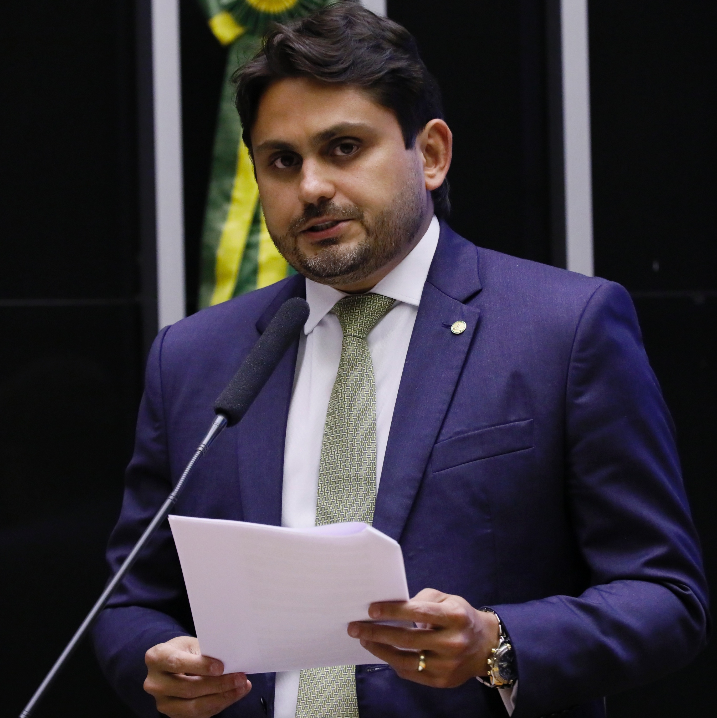 Deputado é investigado por comprar carro para irmã com cota