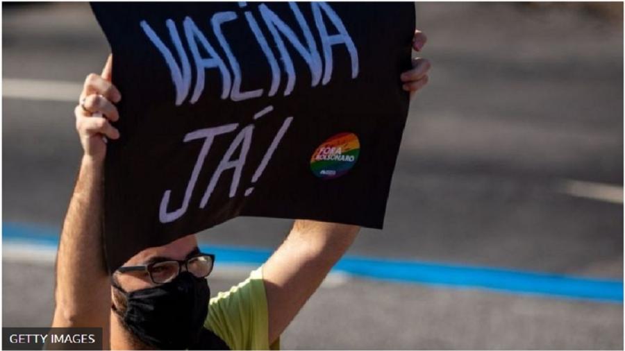 Manifestante anti-Bolsonaro pede vacina - Getty Images
