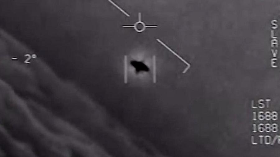 Uma das imagens captadas pelos pilotos americanos mostra um objeto com forma curiosa voando pelo céu - DEPARTAMENTO DE DEFESA DOS EUA