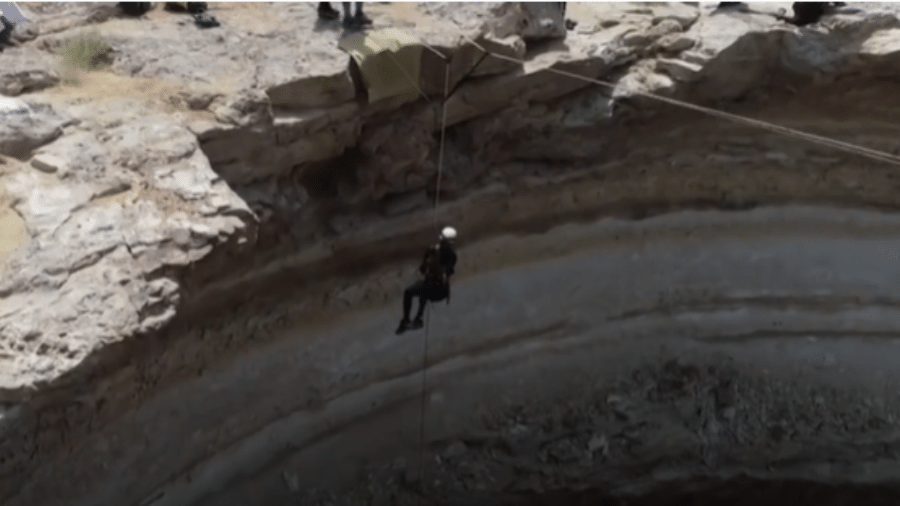 Uma equipe de espeleólogos de Omã fez o que se acredita ser a primeira descida ao chamado "Poço do Inferno" - Reprodução