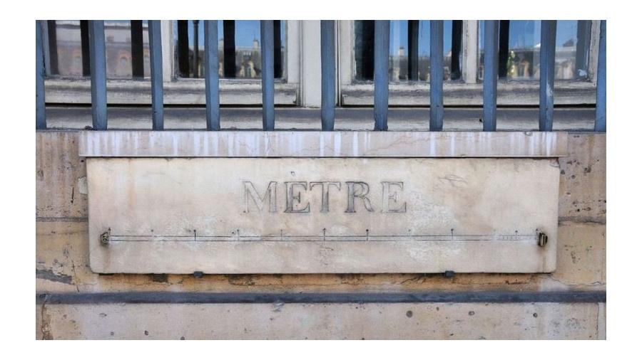 Um dos últimos "mètre étalons", ou barras de metro-padrão, que ainda restam pode ser encontrado abaixo de uma janela na fachada do Ministério da Justiça em Paris - Alamy